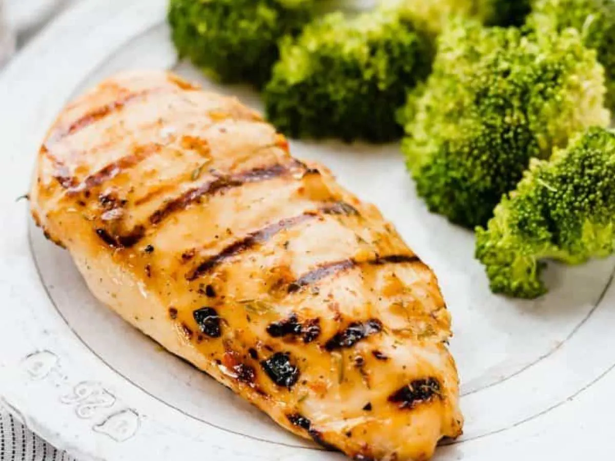 Light Carb & Allergen-Free Grilled Chicken with Broccoli