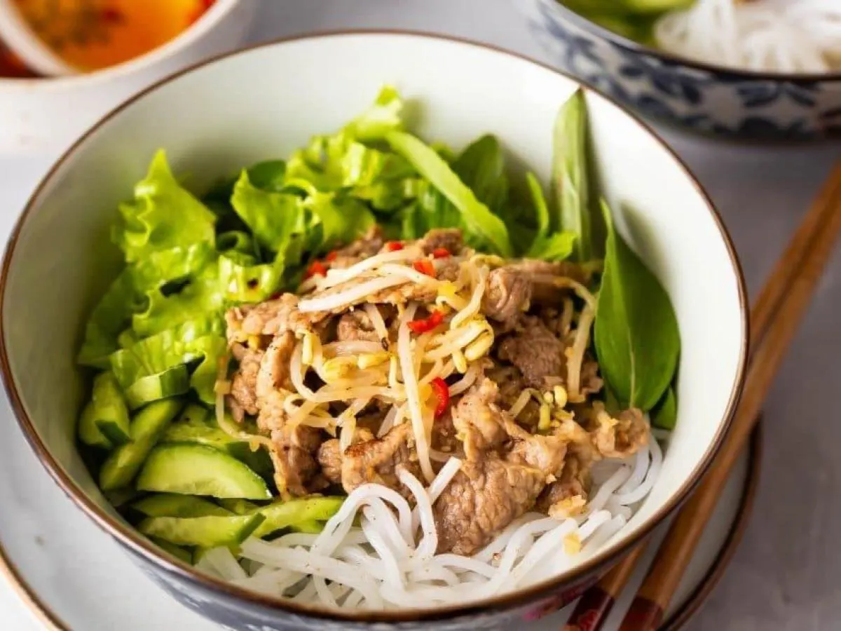 Larb Pork served with Cold Vermicelli Noodles