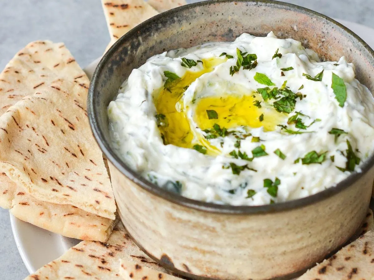 Yogurt Cucumber Dip with Pita Yogurt Cucumber Dip with Pita