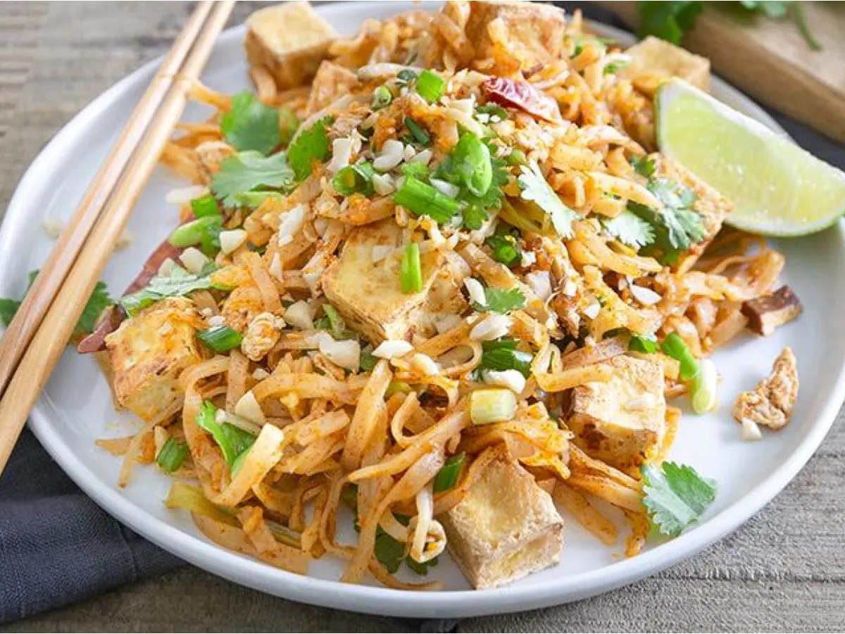 Small Pad Thai Noodle with Fried Tofu Small Pad Thai Noodle with Fried Tofu