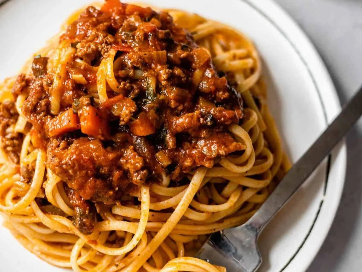 Beef Bolognaise Sauce Over Linguini Beef Bolognaise Sauce Over Linguini