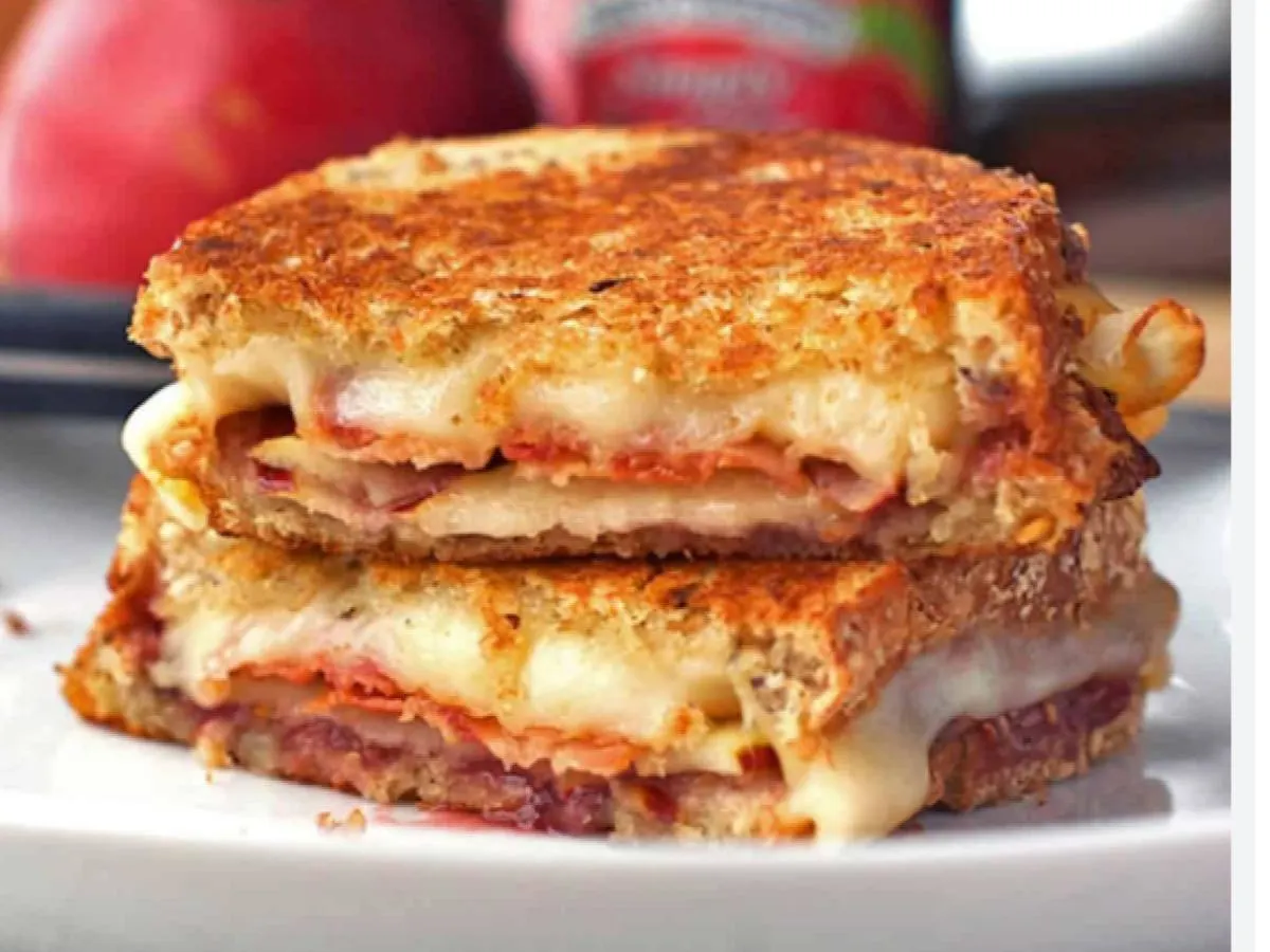 Egg, Cheese and Beef Bacon Sandwich Box Egg, Cheese and Beef Bacon Sandwich Box