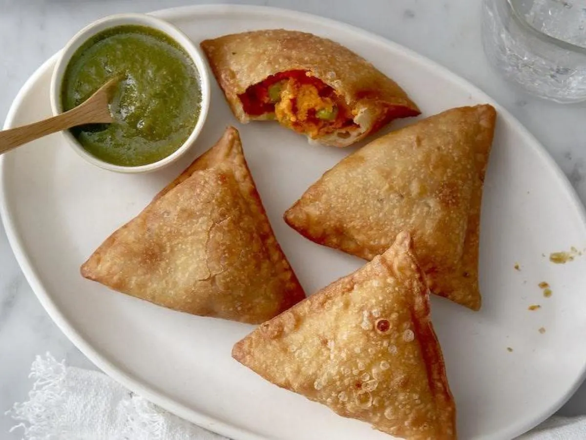 Individual Box Vegan Samosas with Mint & Tamarind Chutney Individual Box Vegan Samosas with Mint & Tamarind Chutney