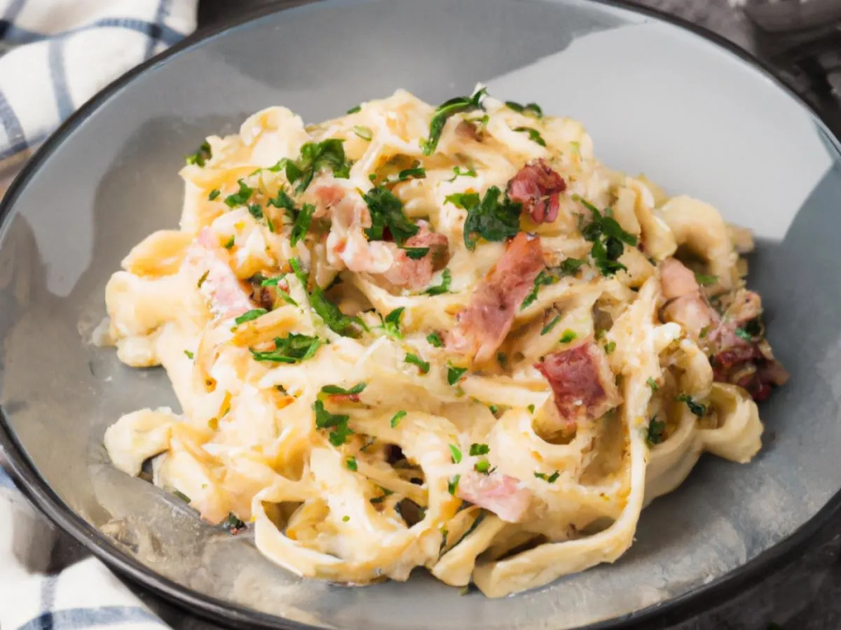 Small Fettuccine Alfredo with Bacon