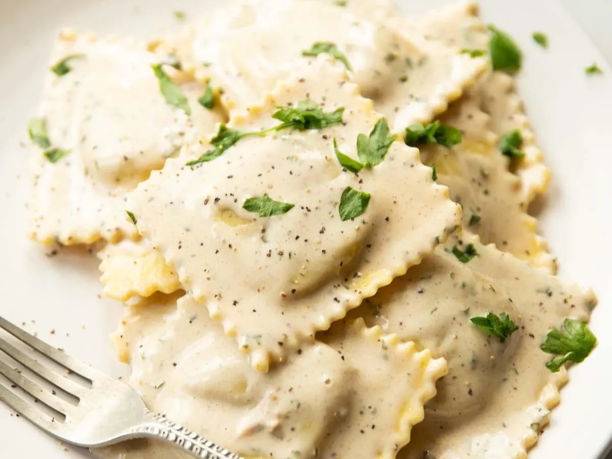 Ricotta & Herb Ravioli With Cream Sauce