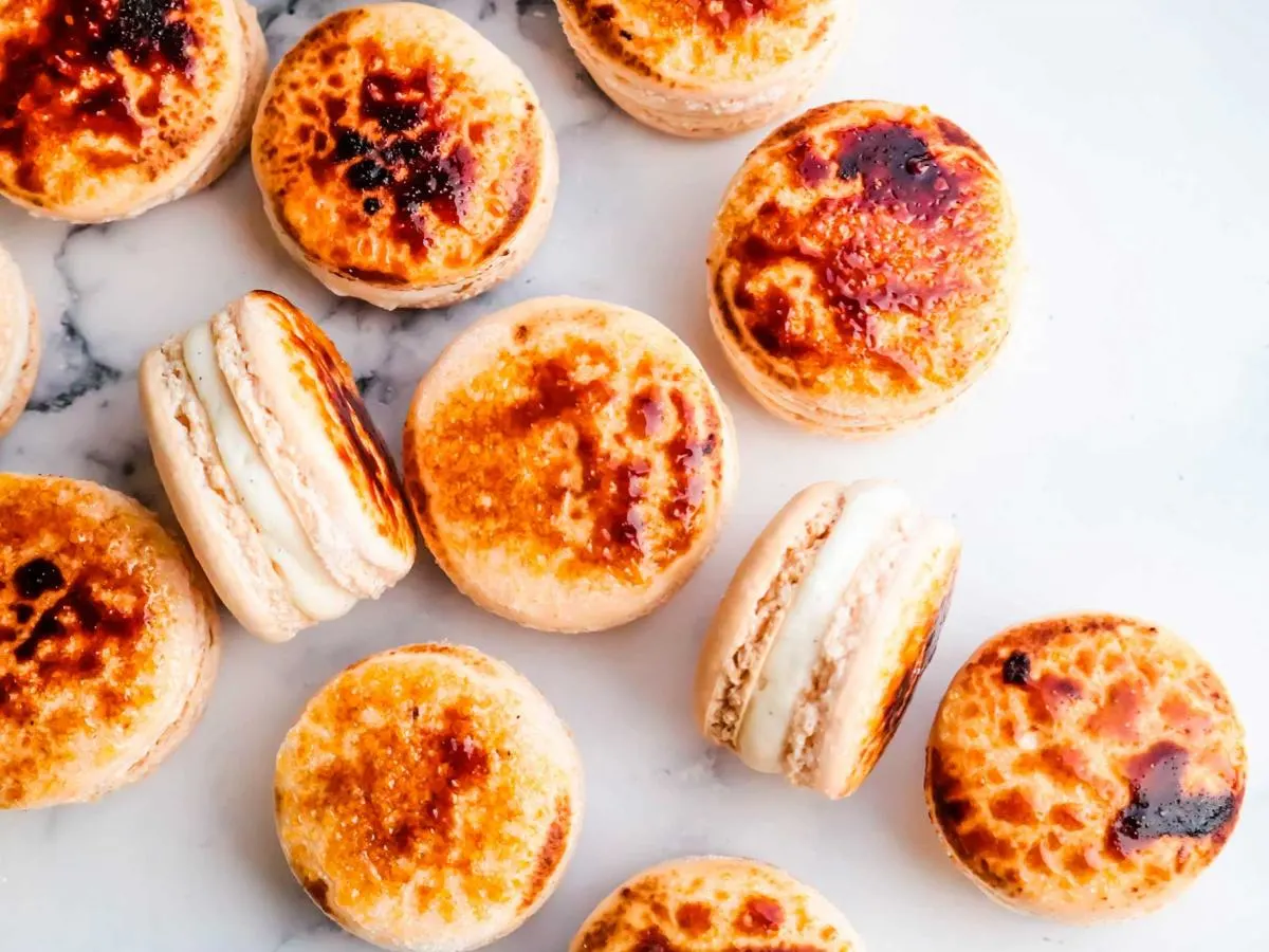Vanilla Crème Brulee Macaron Vanilla Crème Brulee Macaron
