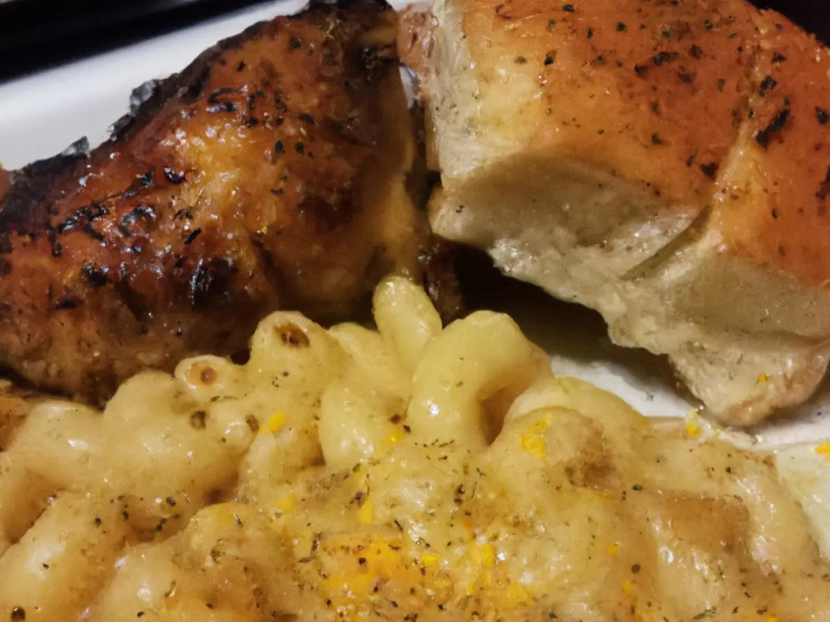 Bone in Chicken With Mac & Cheese and Garlic Bread