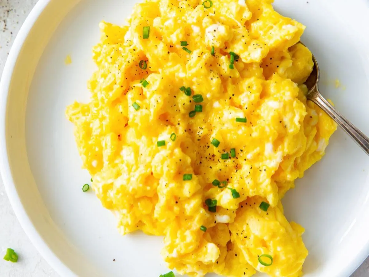 Fluffy Scrambled Eggs with Cheddar