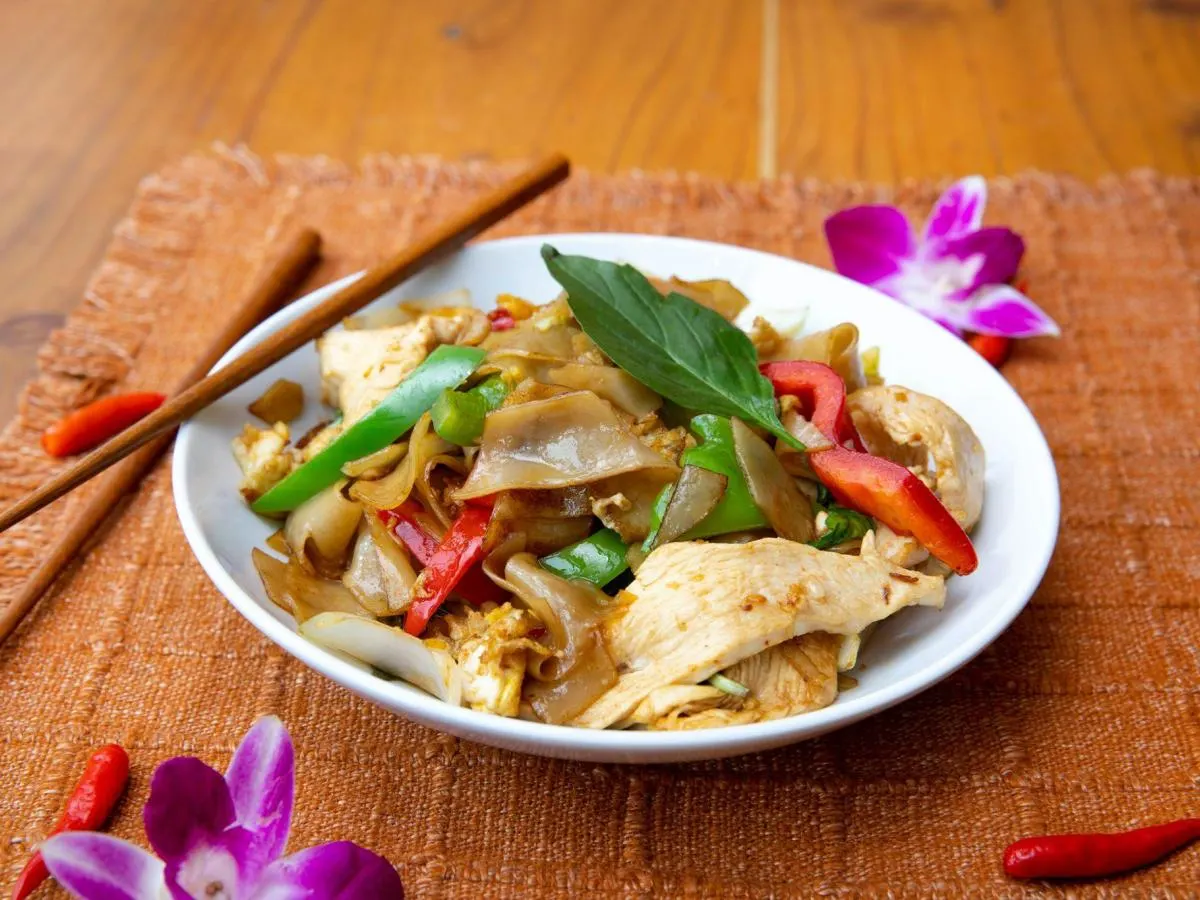 Drunken Noodles with Chicken Drunken Noodles with Chicken