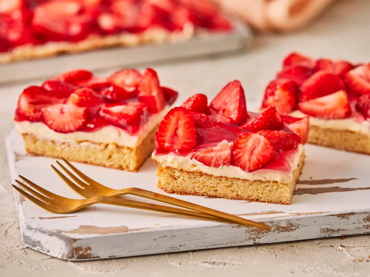 Erdbeerkuchen mit Schmand (Strawberry Cream Cake) Erdbeerkuchen mit Schmand (Strawberry Cream Cake)