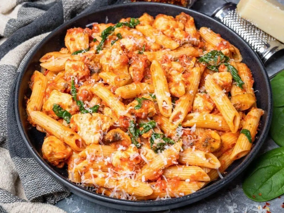 Chicken Madaccini Pasta with Tomato Sauce