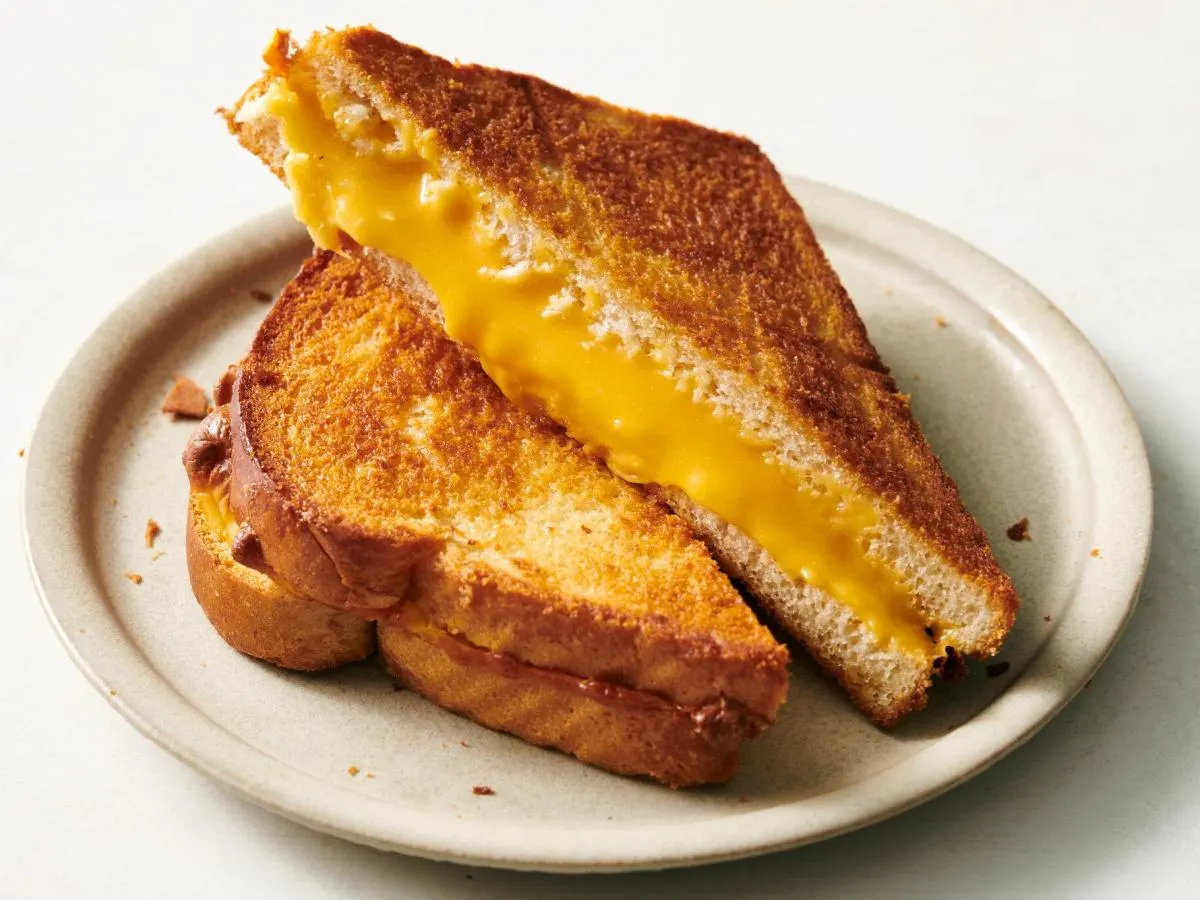 Grilled Cheddar Cheese Sandwich on White Bread Grilled Cheddar Cheese Sandwich on White Bread