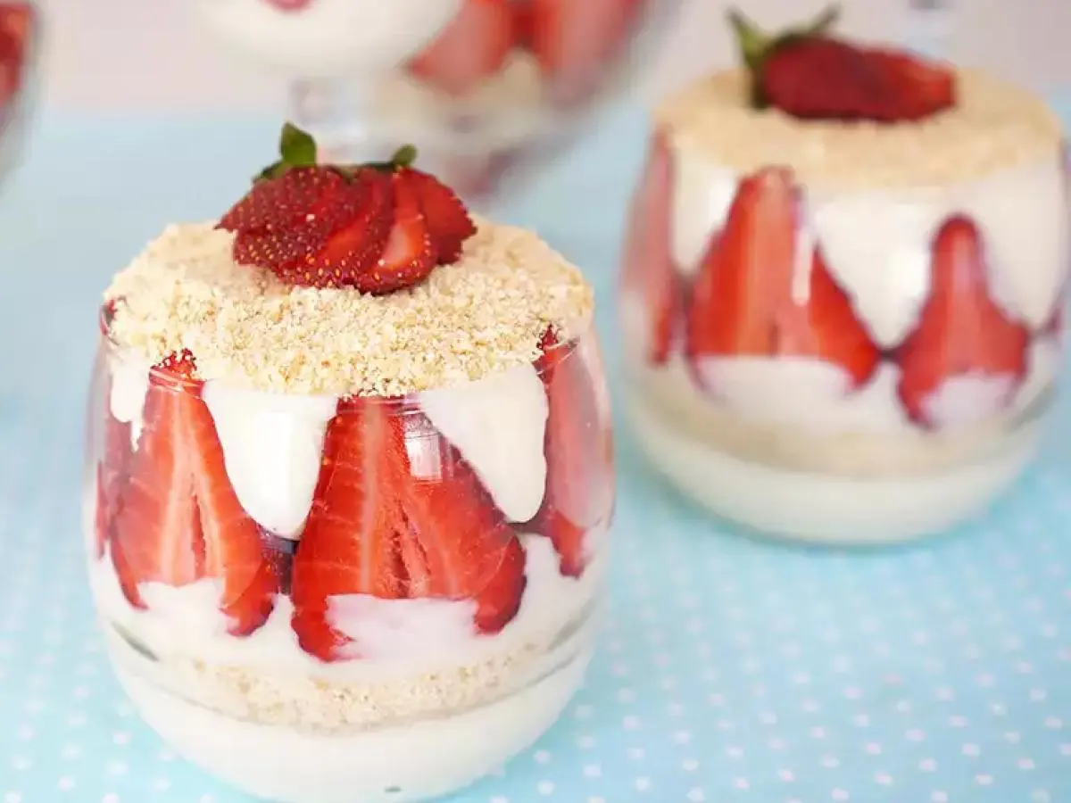 Magnolia Pudding Cups with Strawberry Magnolia Pudding Cups with Strawberry