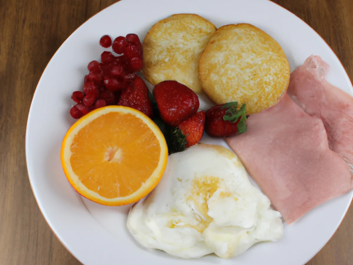 Egg Whites and Ham Box with Fruits and Hash