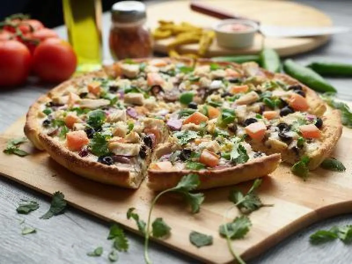 Halal Bombay Garlic Chicken Pizza [21 oz]