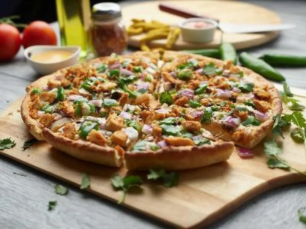 Vegan Chicken Tikka Masala Pizza [16 oz]