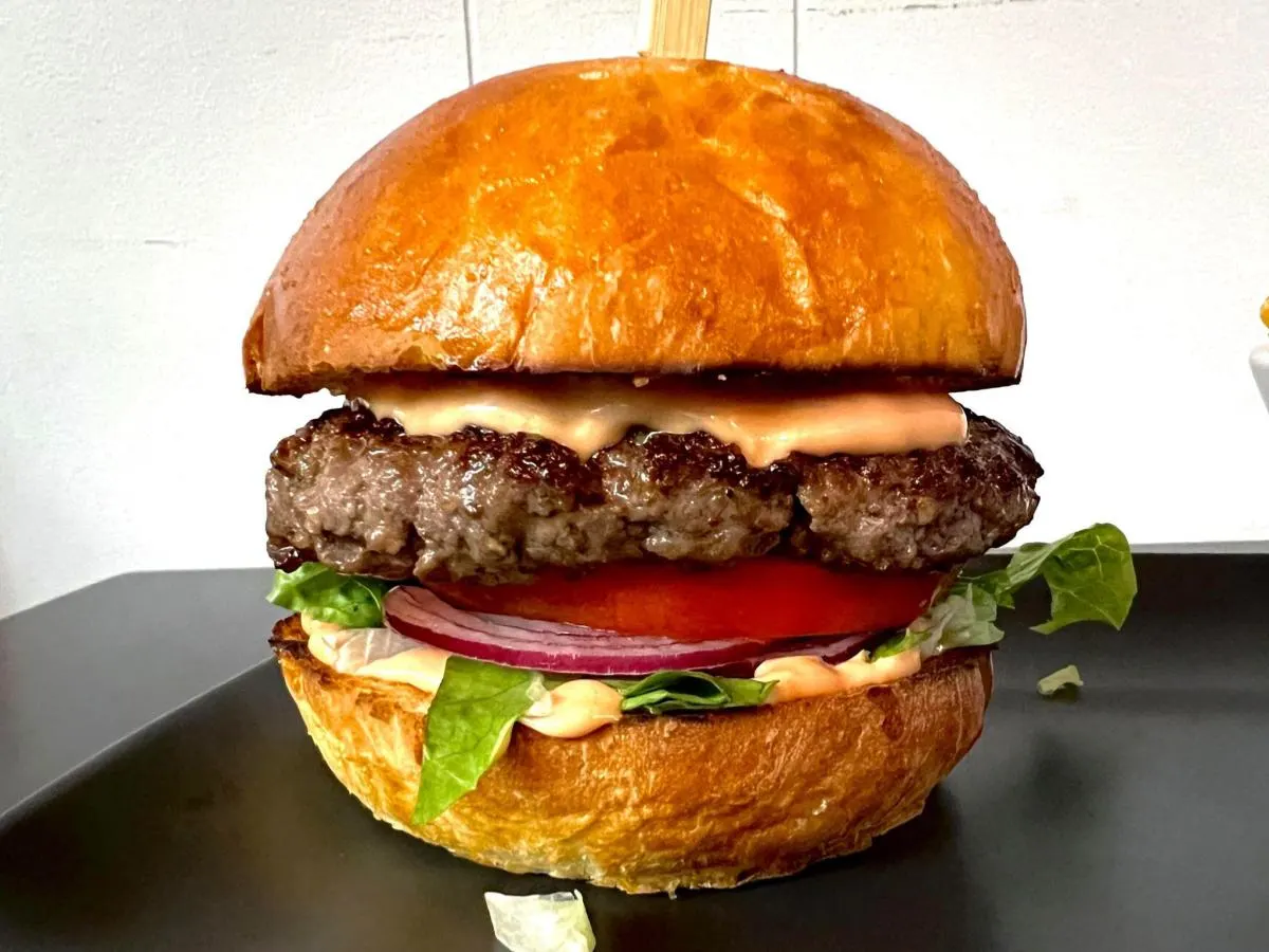 Hamburger with Salad (Gluten Free) Hamburger with Salad (Gluten Free)