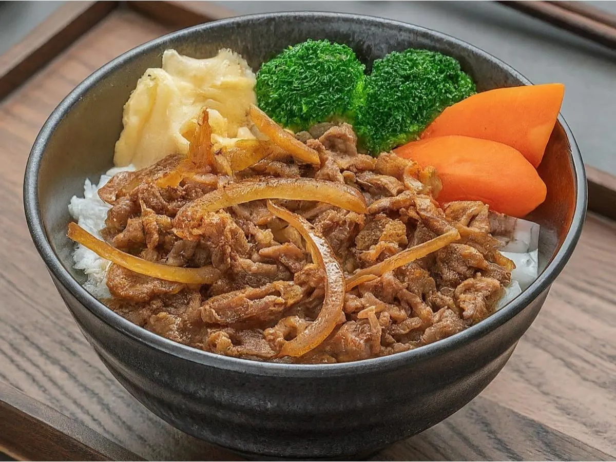 [20oz] Beef Donburi with Steamed Vegetables and Cabbage Salad
