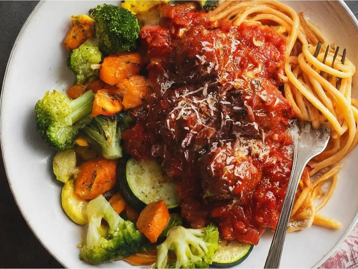 Spaghetti & Meatballs with Sautéed Garlic Broccoli [NO CHEESE]