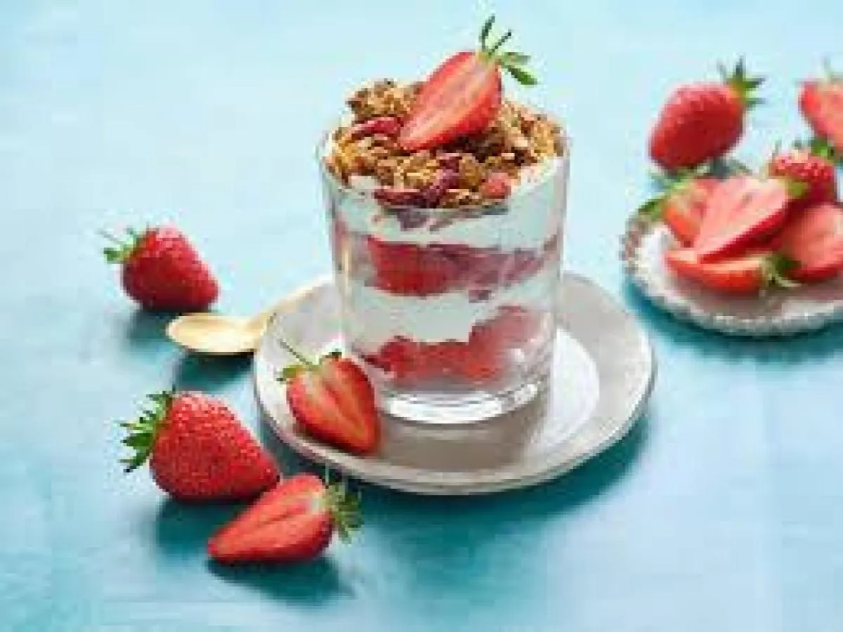 Homemade Individual Yogurt Parfaits with Strawberry Puree Homemade Individual Yogurt Parfaits with Strawberry Puree