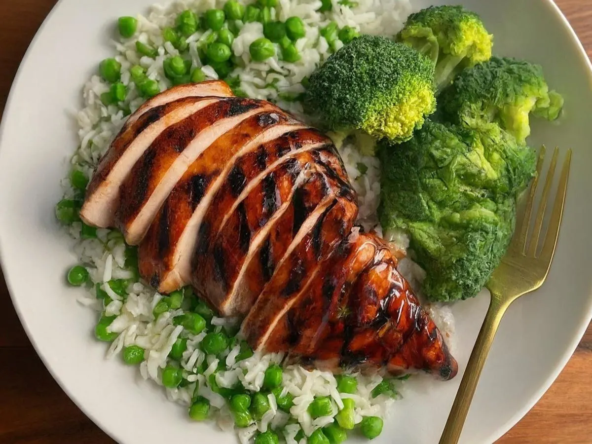 Herb Grilled Chicken w/ Broccoli Herb Grilled Chicken w/ Broccoli