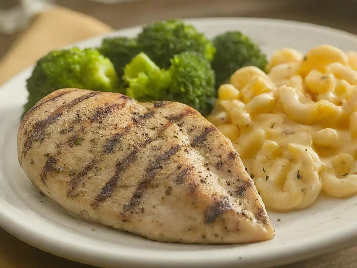 Herb Grilled Chicken with Mac & Cheese & Broccoli Herb Grilled Chicken with Mac & Cheese & Broccoli