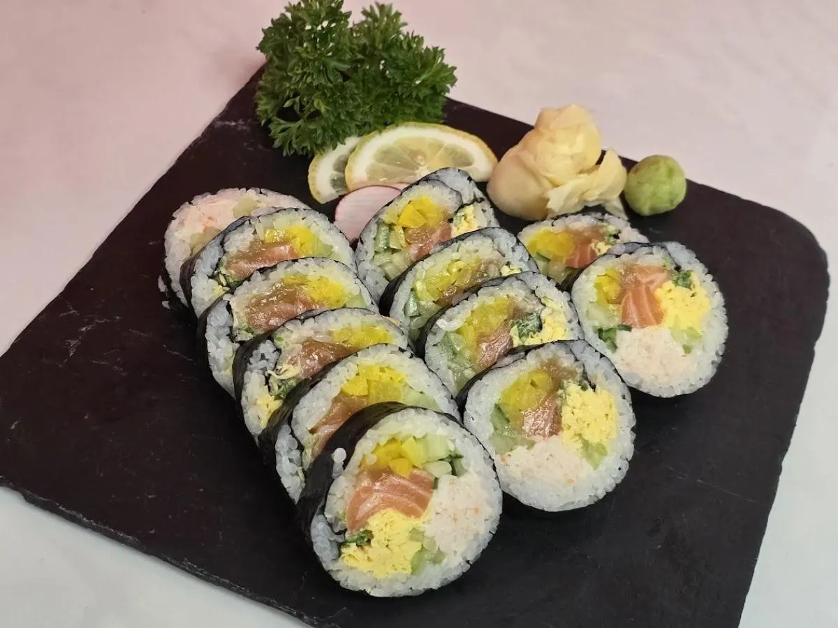 Salmon Futomaki