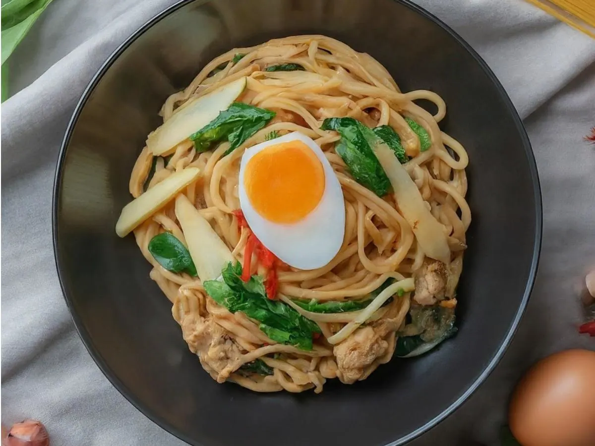 Spaghetti Kee Mao with Chicken Spaghetti Kee Mao with Chicken