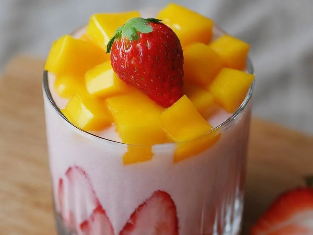 Strawberry Yakult with Mango Jelly [25% Sweet]