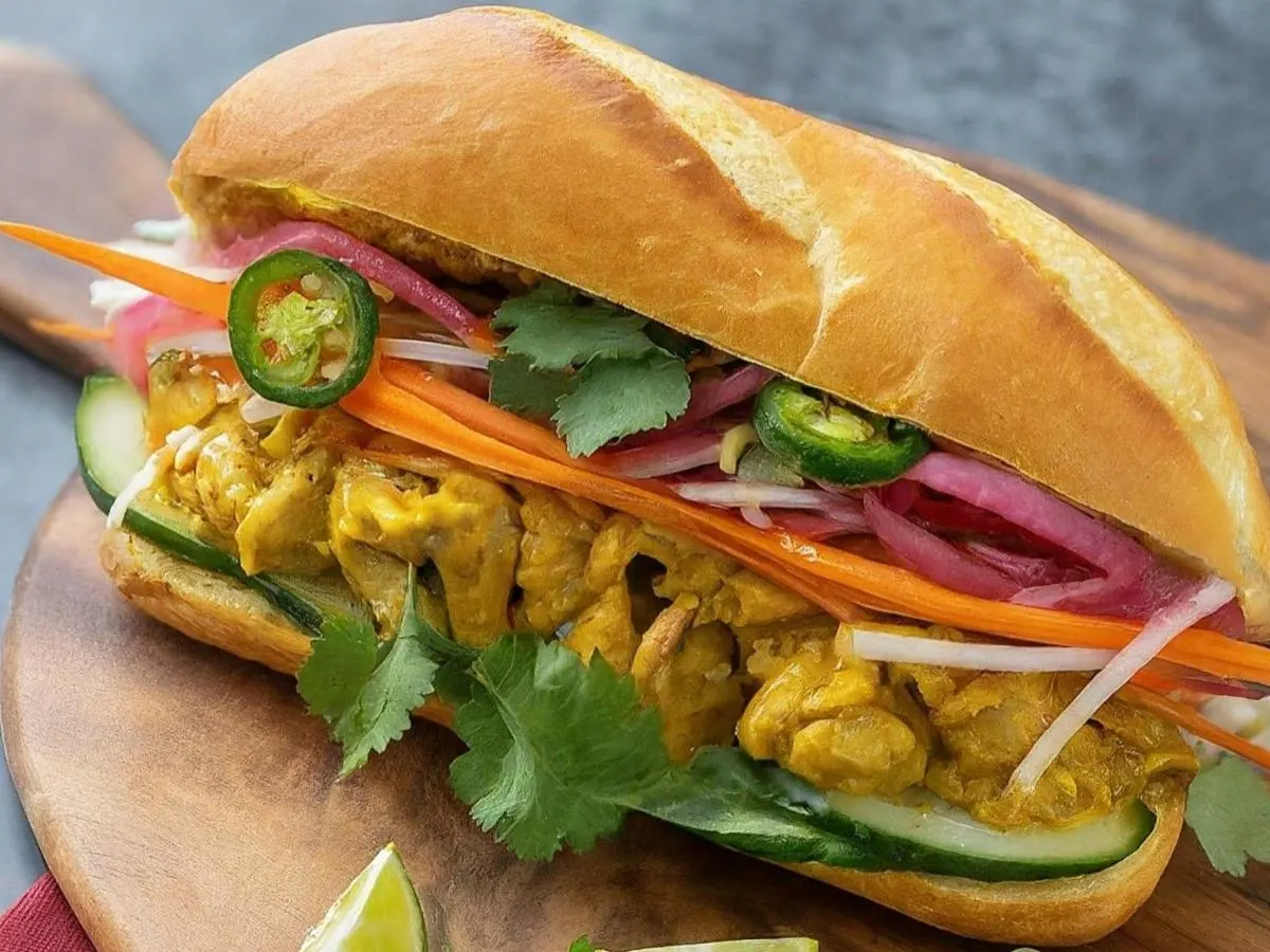 Chicken Curry Banh Mi Sandwich with Chip and Cookie Chicken Curry Banh Mi Sandwich with Chip and Cookie