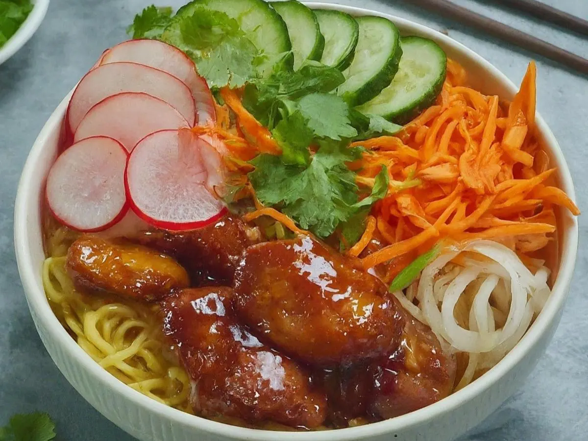 Caramelized Chicken and Stir-fry Noodles Vietnamese Bowl Caramelized Chicken and Stir-fry Noodles Vietnamese Bowl