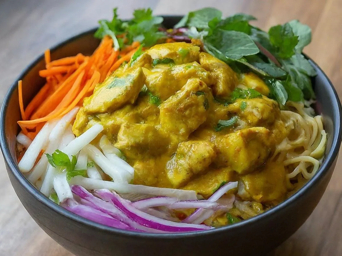 Curry Chicken and Stir-fry Noodles Vietnamese Bowl Curry Chicken and Stir-fry Noodles Vietnamese Bowl