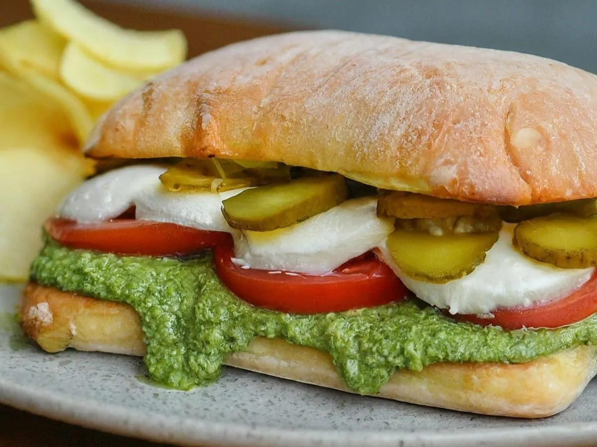 Veggie Delight Sandwich with Chips