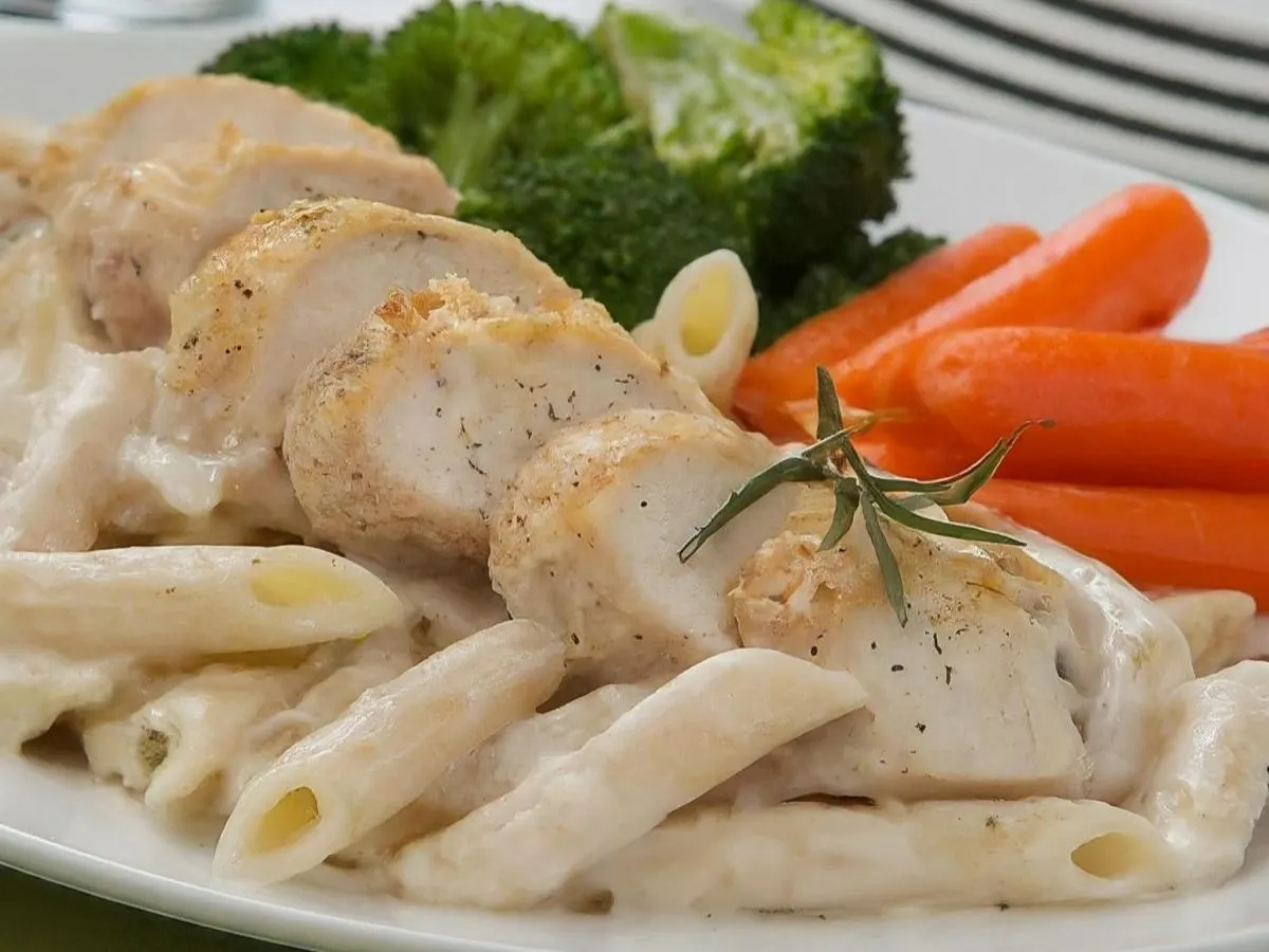 [NO GARLIC] Grilled Rosemary Chicken with Alfredo Cream Penne Pasta & Broccoli and Carrots