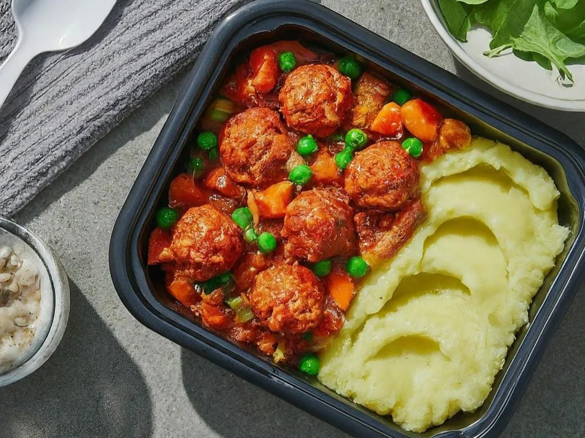 Vegetarian Impossible Meatballs in Tomato Sauce with Mashed Potatoes Vegetarian Impossible Meatballs in Tomato Sauce with Mashed Potatoes