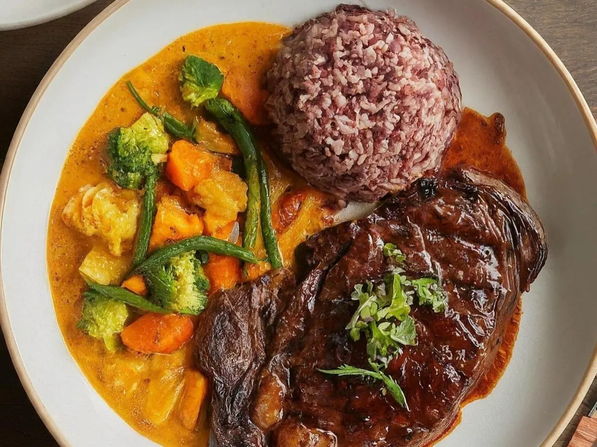 Spicy Ribeye with Laotian Sauce w/ Brown Rice & Red Curry with Mixed Vegetables