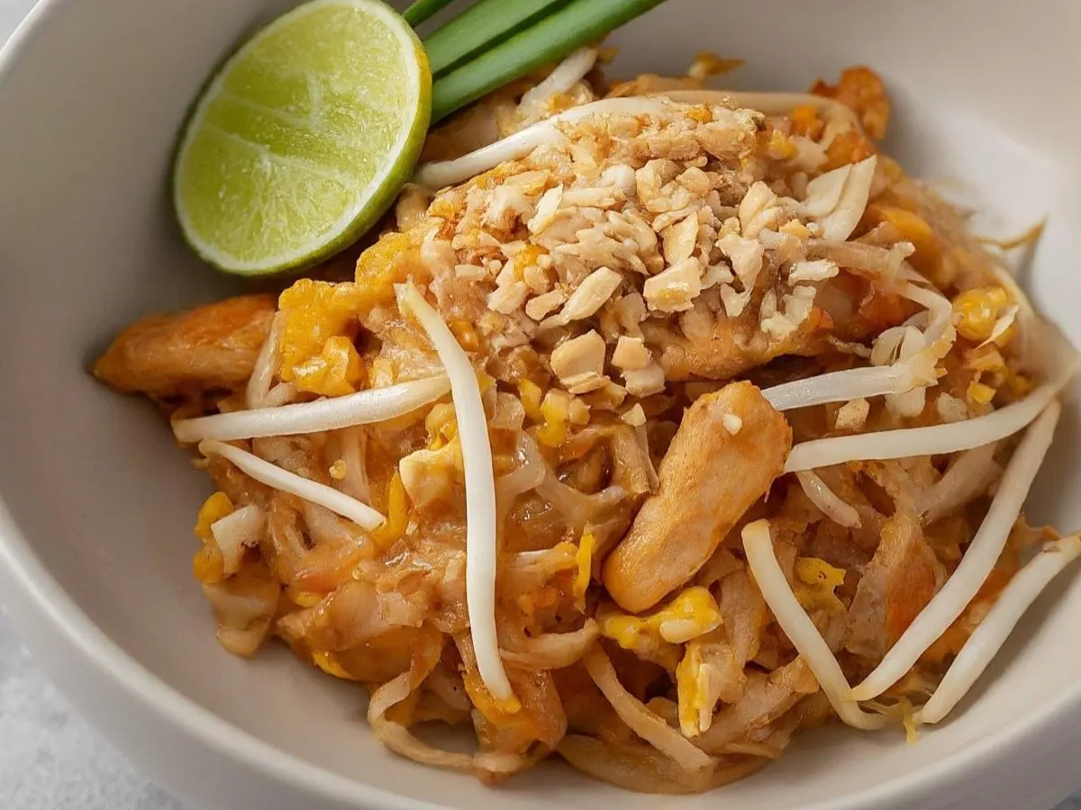 NO GARLIC OR ONION - Chicken Pad Thai Boxed Lunch NO GARLIC OR ONION - Chicken Pad Thai Boxed Lunch