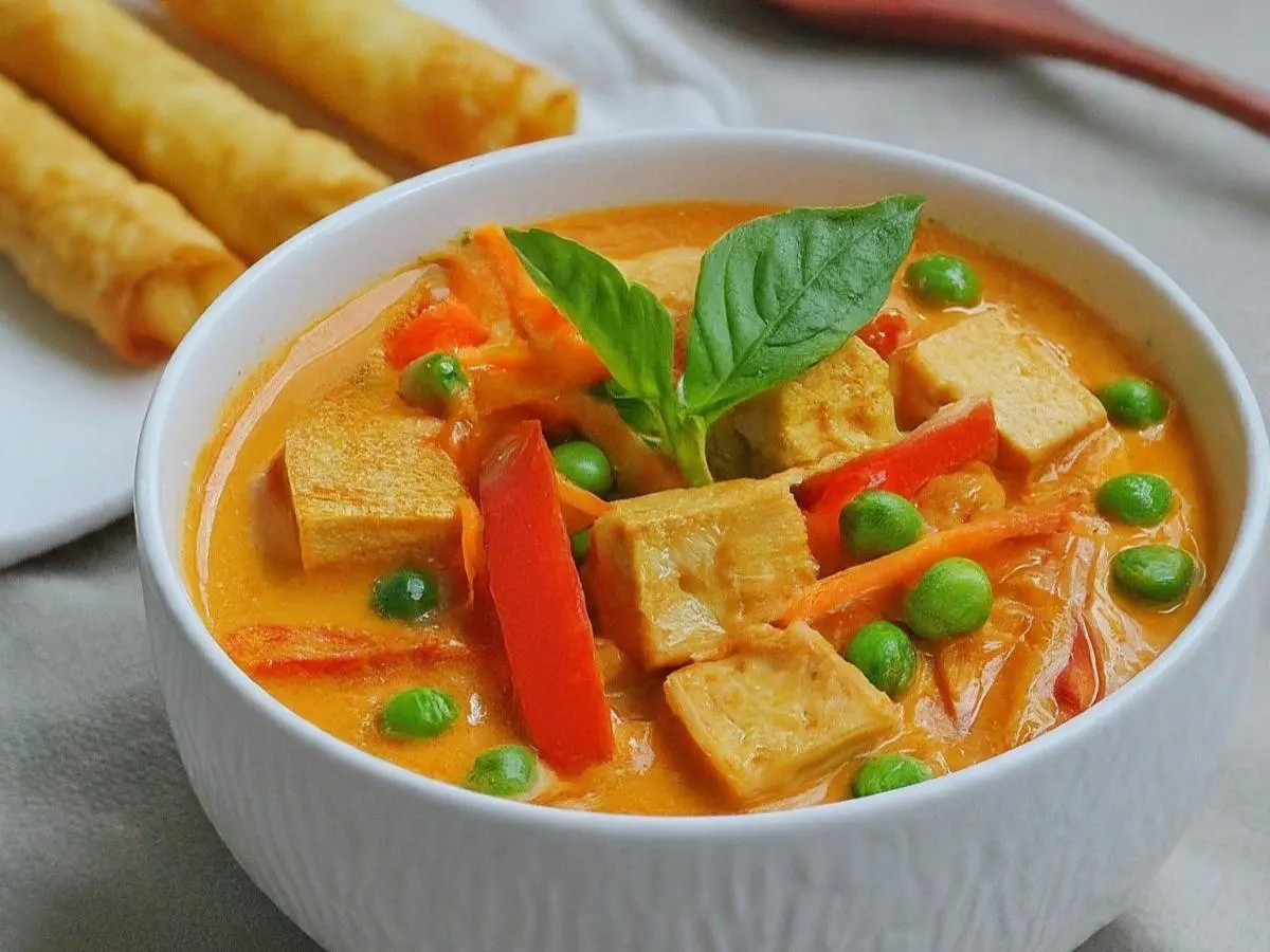 Tofu Panang Curry with Vegetable Egg Roll Tofu Panang Curry with Vegetable Egg Roll