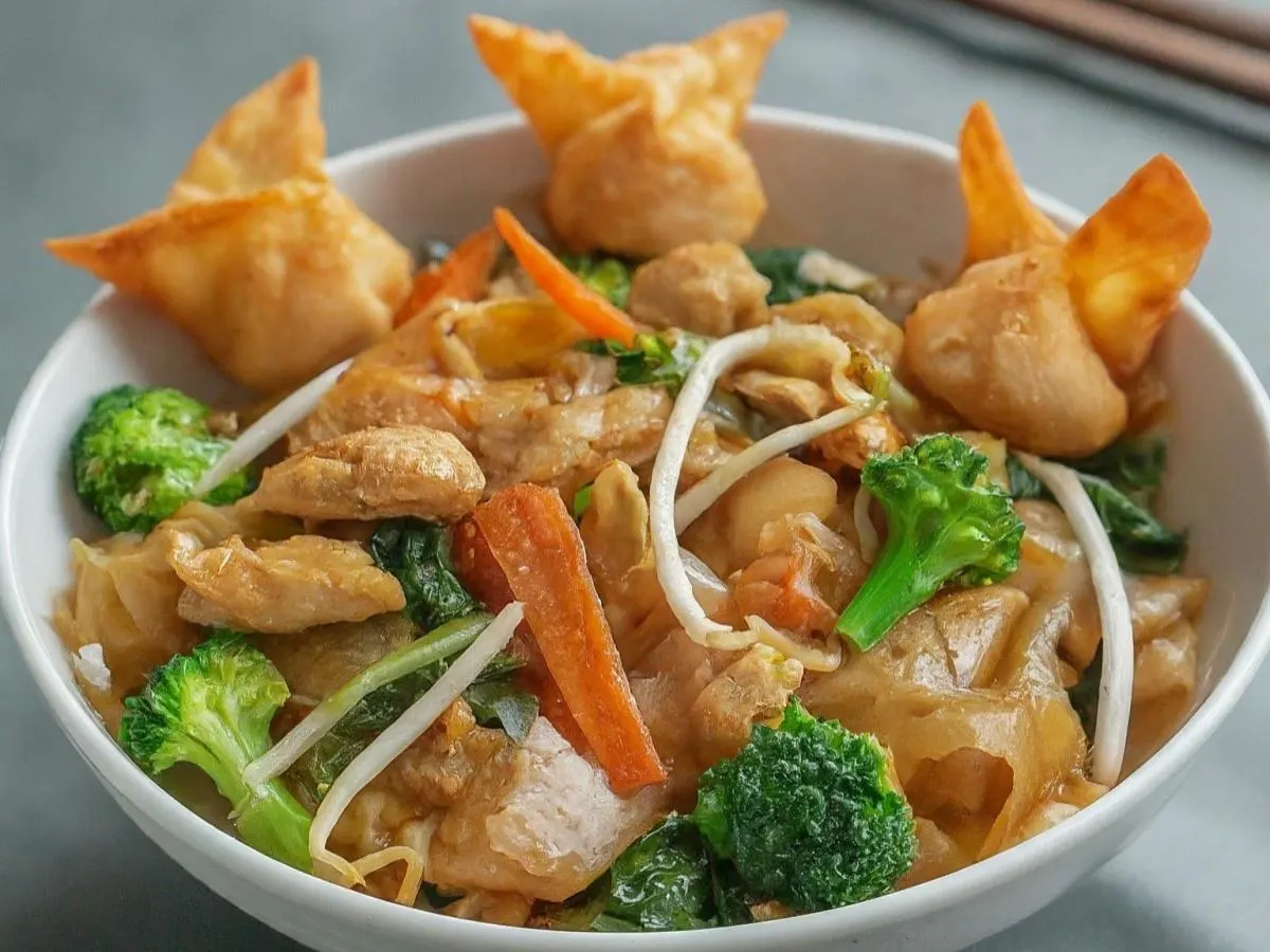 Chicken Pad See Ew with Crab Rangoons Chicken Pad See Ew with Crab Rangoons