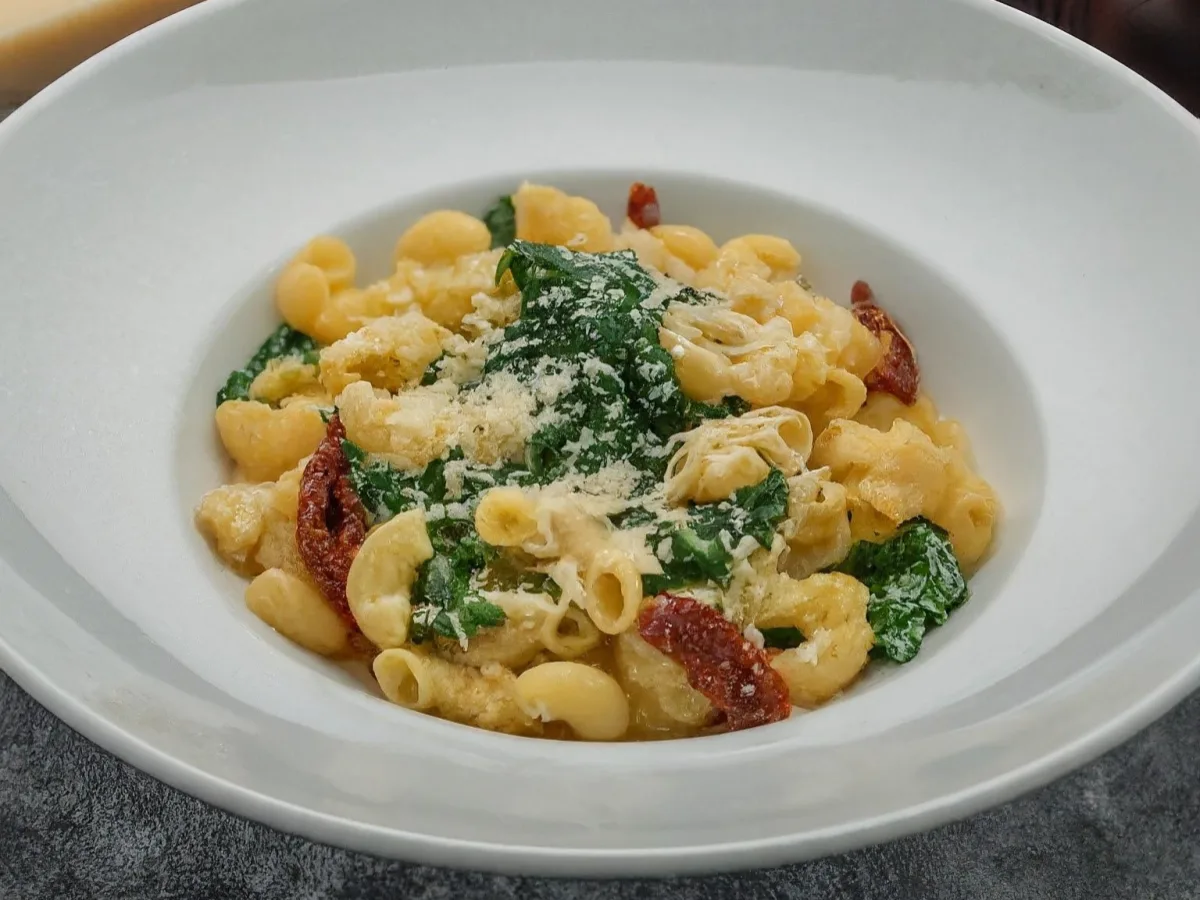 Spinach and Sun-dried Tomato Pasta Spinach and Sun-dried Tomato Pasta