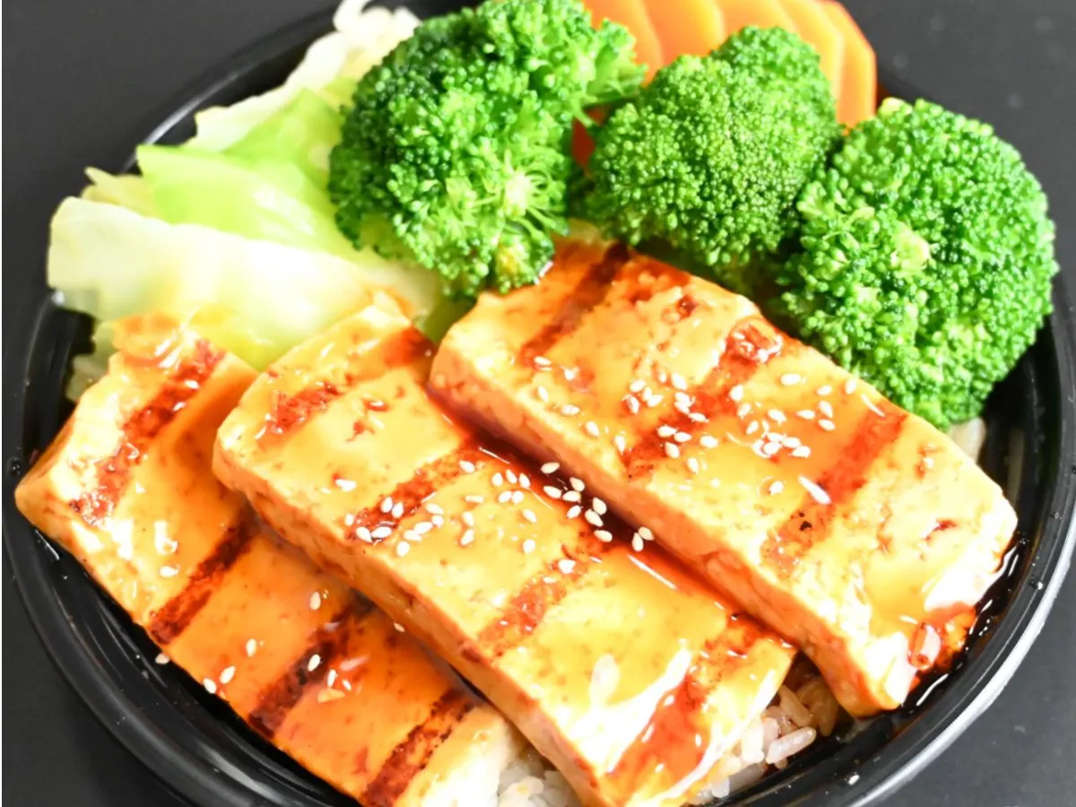 Individual Grilled Organic Tofu Bowl with White Rice and Veggies Individual Grilled Organic Tofu Bowl with White Rice and Veggies