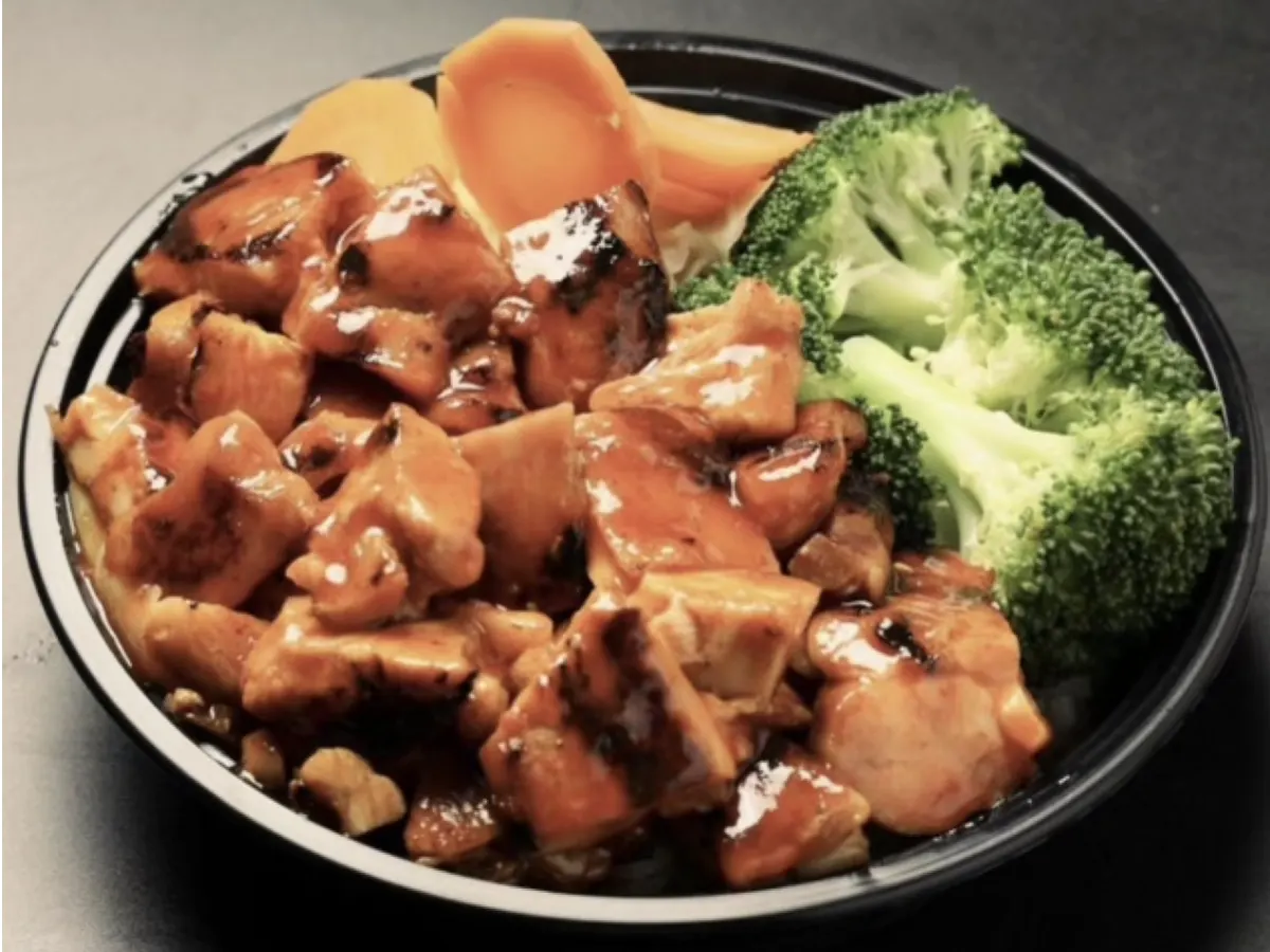 Individual Spicy Chicken Bowl with White Rice and Veggies Individual Spicy Chicken Bowl with White Rice and Veggies