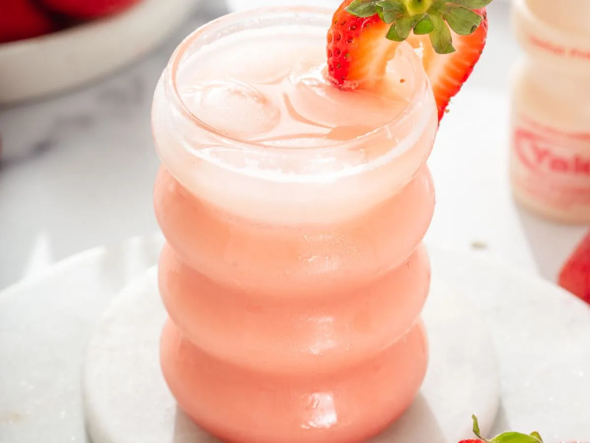 Strawberry Yakult [25% Sweet]