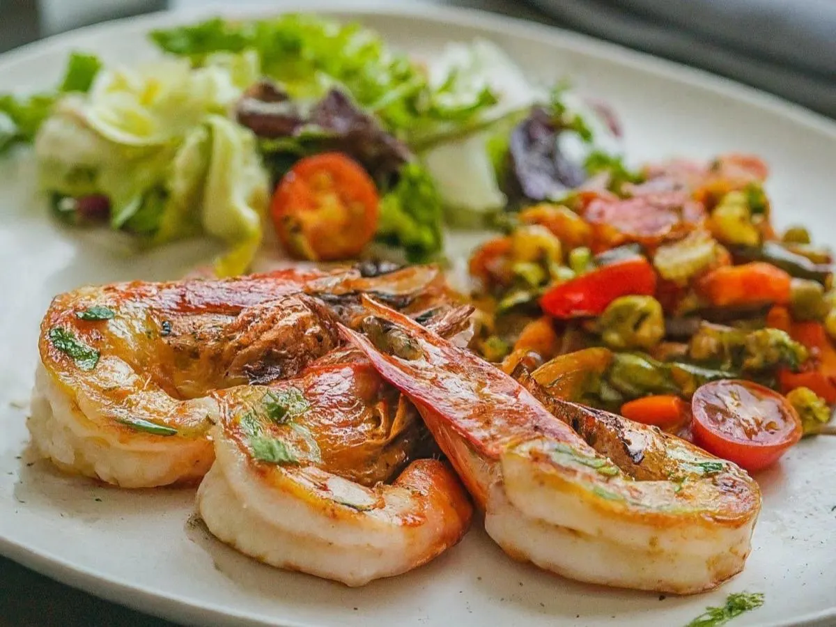 Light Carb Karides Izgara with Sauteed Veggies and Salad