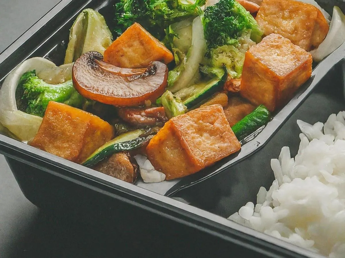 Steamed Rice with Fried Tofu Boxed Meal