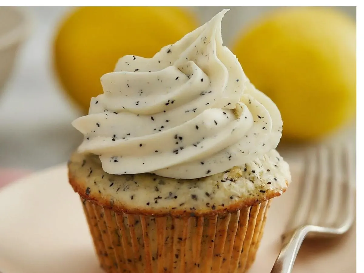 Lemon Poppyseed Cupcake with Vanilla Frosting Lemon Poppyseed Cupcake with Vanilla Frosting