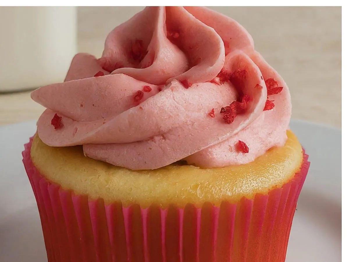 Vanilla Cupcake with Strawberry Frosting Vanilla Cupcake with Strawberry Frosting