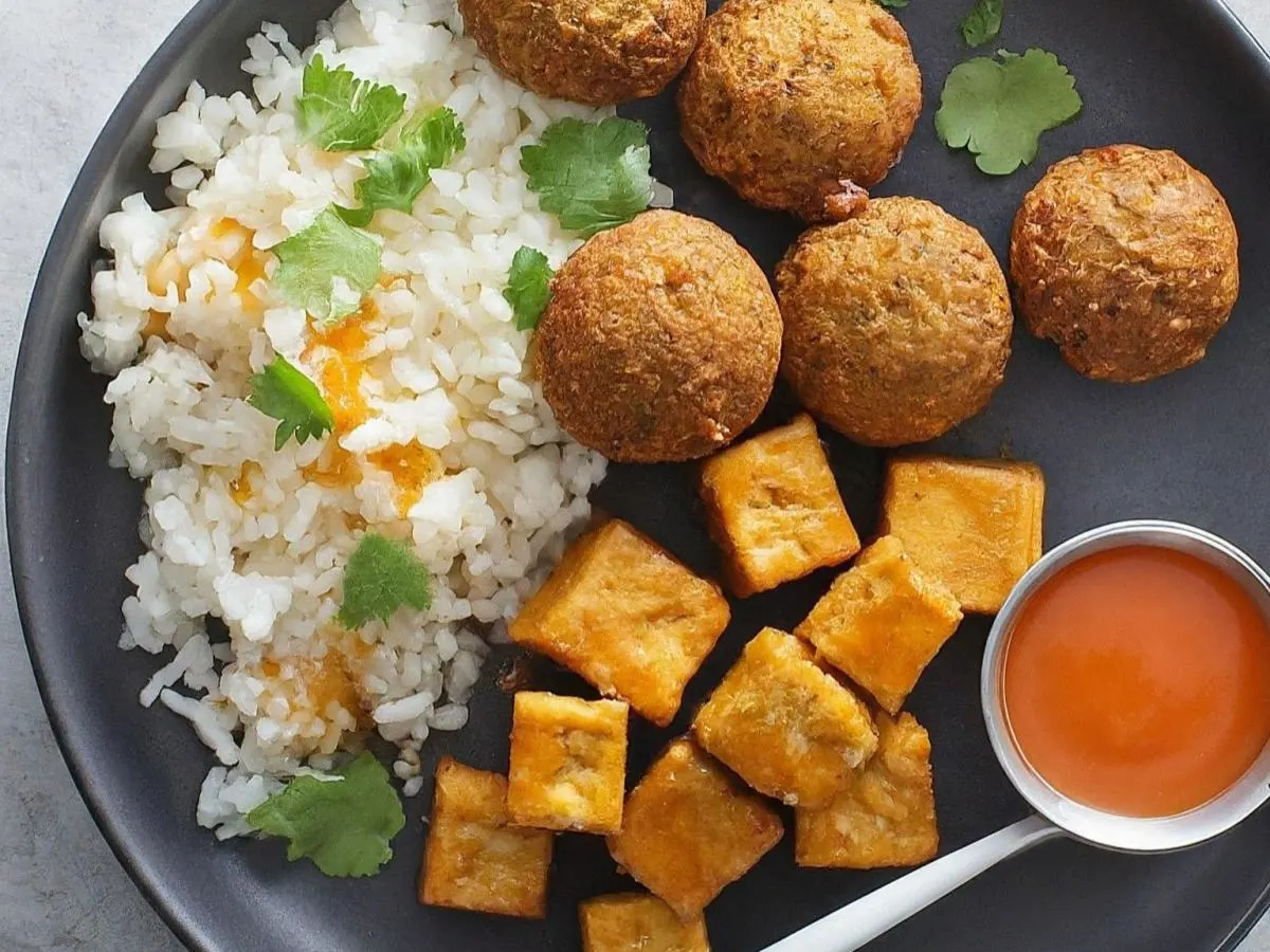 Vegetarian Fried Tofu Bowl with Sweet and Spicy Glaze Vegetarian Fried Tofu Bowl with Sweet and Spicy Glaze