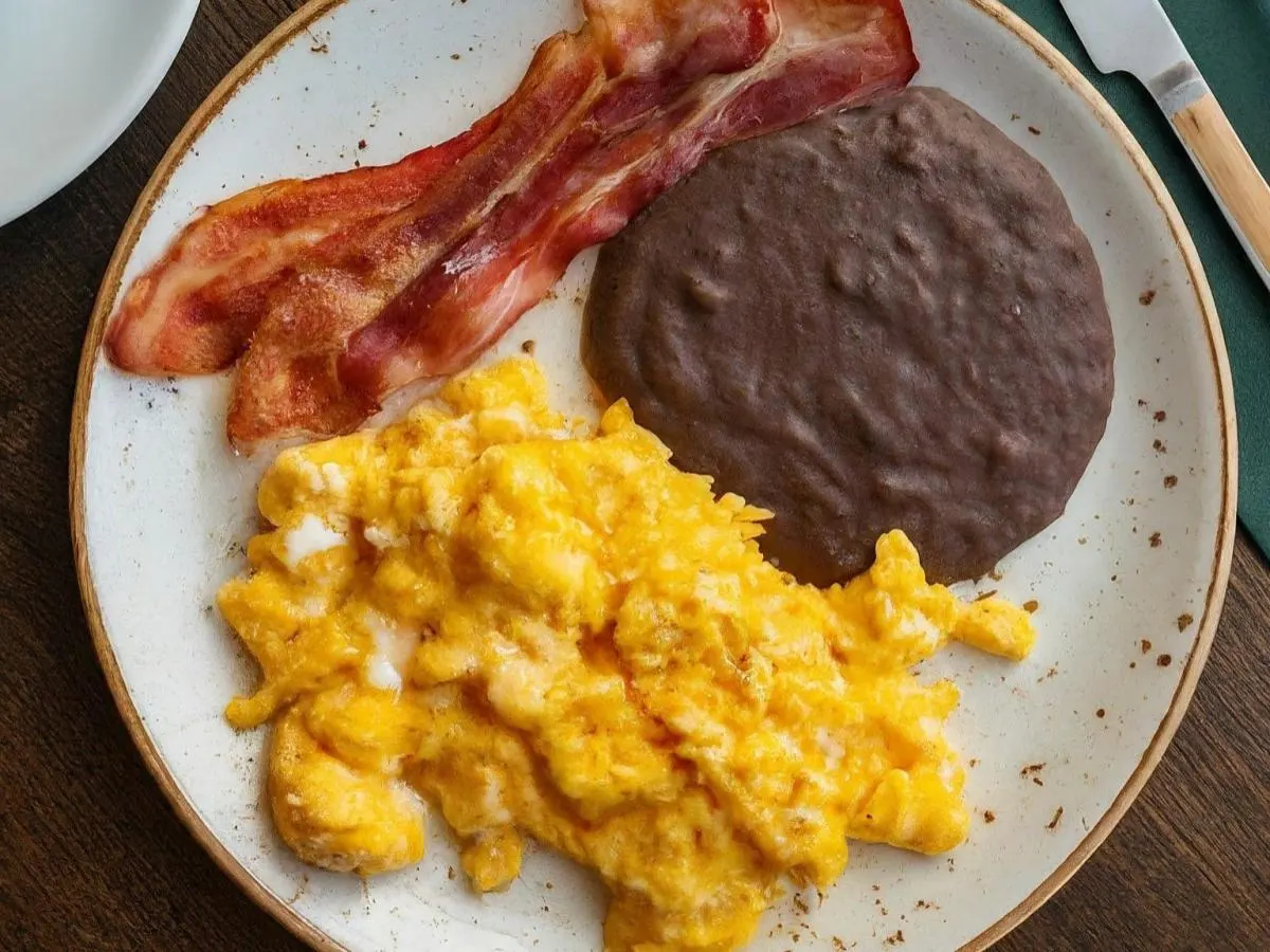 American Scrambled Eggs with Bacon and Refried Beans American Scrambled Eggs with Bacon and Refried Beans