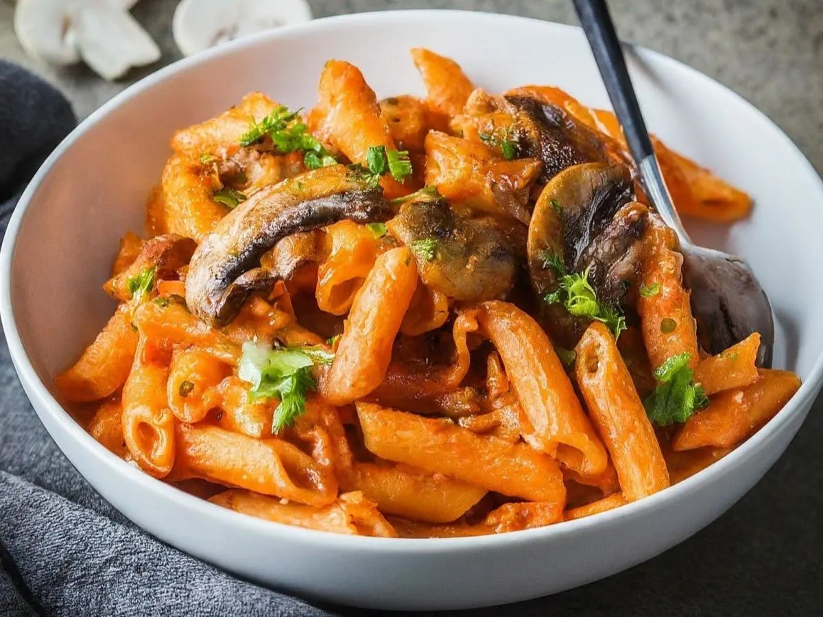 Gluten-Free Penne with Mushrooms and Tomato Sauce